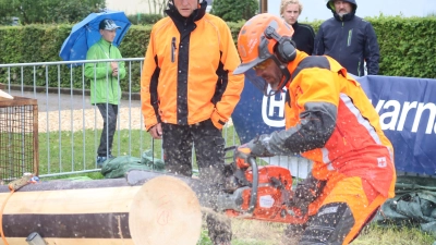 Genauigkeit, Geschwindigkeit und Sicherheit: Die Bezirksmeisterschaft mit internationaler Beteiligung in Villersbronn ist beste Werbung für die Waldarbeit. (Foto: Gudrun Bayer)