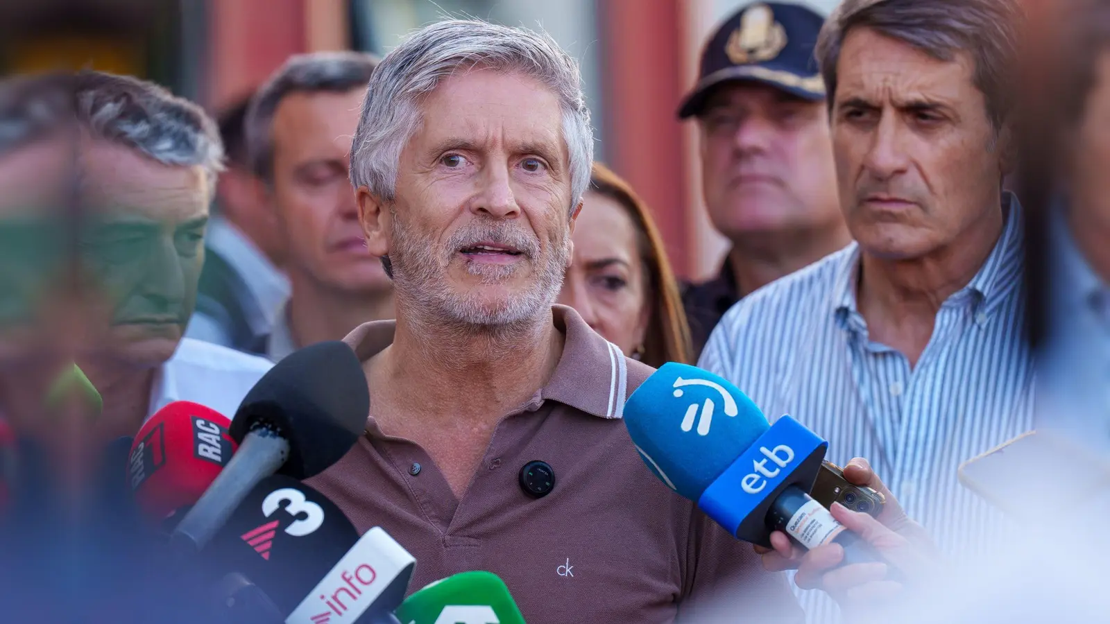 Spaniens Innenminister Fernando Grande-Marlaska (Mitte) hat Frontex um Hilfe bei der Registrierung Tausender Migranten in Spaniens Nordafrika-Exklave Ceuta gebeten. (Archivbild) (Foto: Francisco J. Olmo/EUROPA PRESS/dpa)