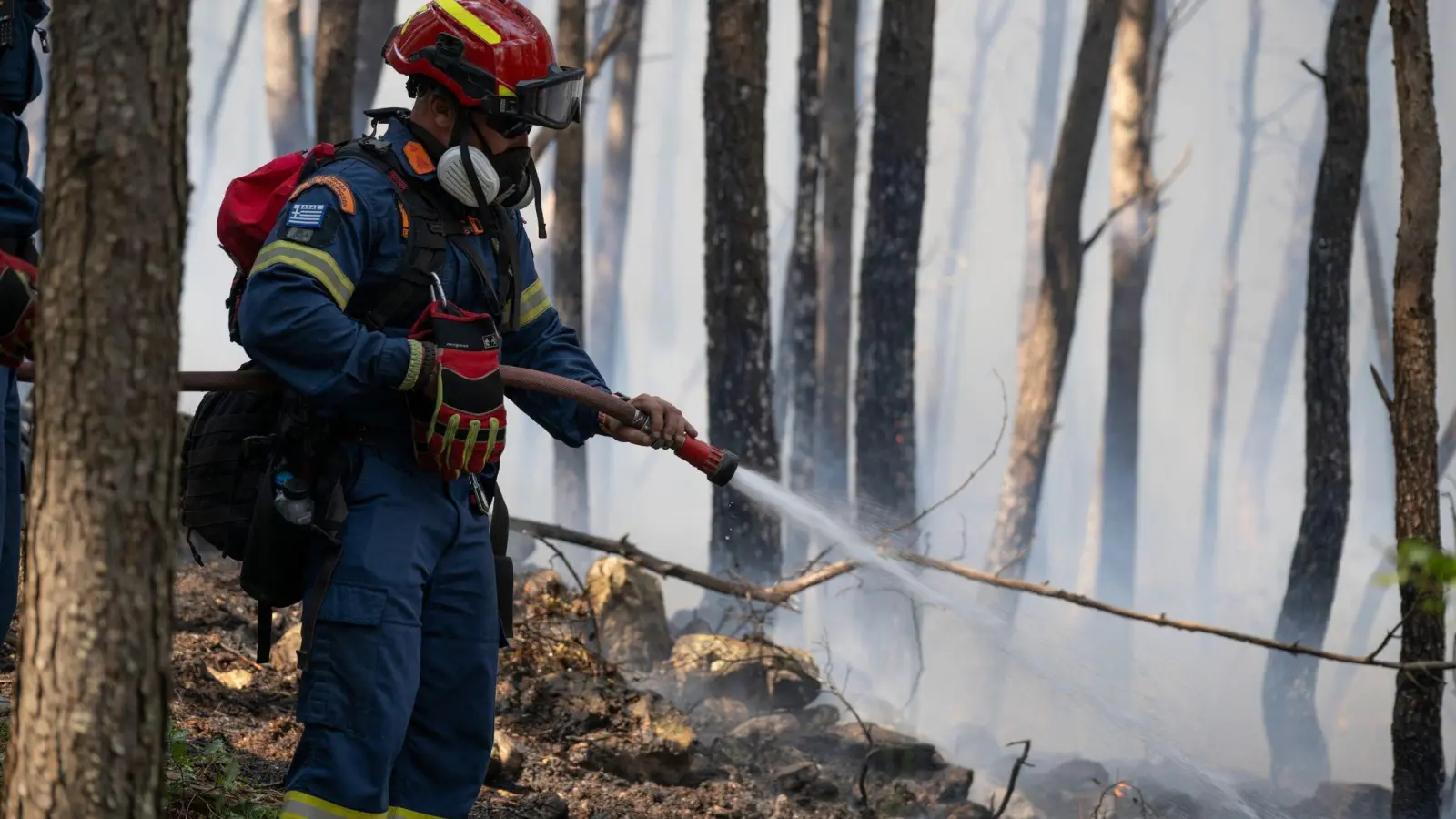 Hunderte Einsatzkräfte, darunter auch Feuerwehrleute aus Rumänien und Frankreich, kämpfen in der Nähe von Athen gegen einen Großbrand.  (Foto: Michael Varaklas/AP/dpa)