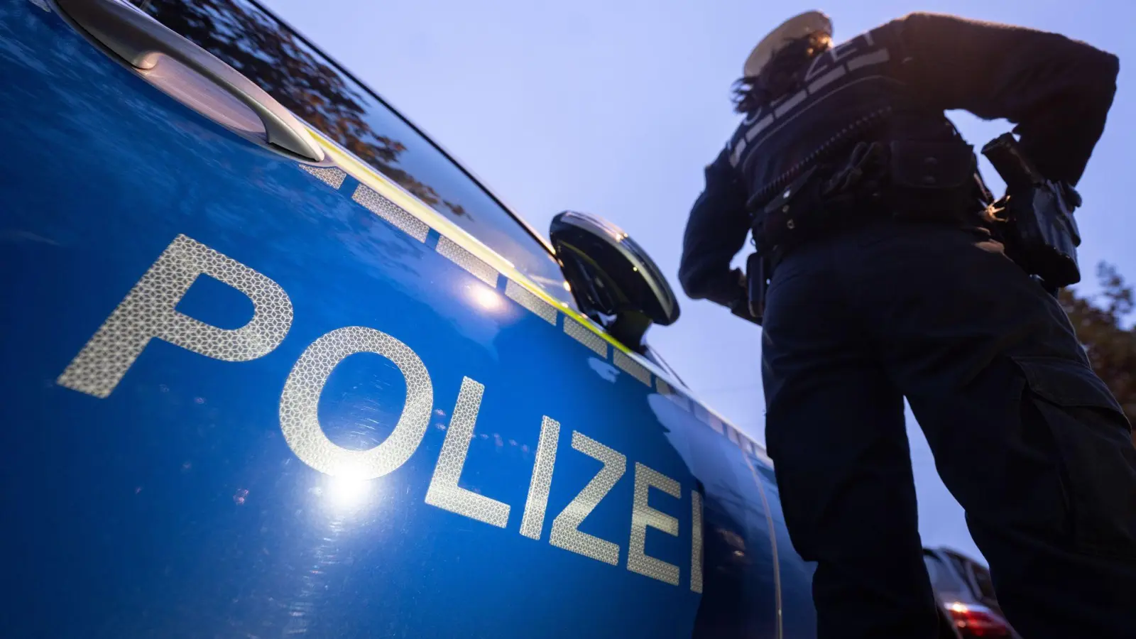 Nachdem der Unbekannte die Achtjährige geschlagen hat, ermittelt die Polizei nun wegen Körperverletzung. (Symbolbild) (Foto: Marijan Murat/dpa)