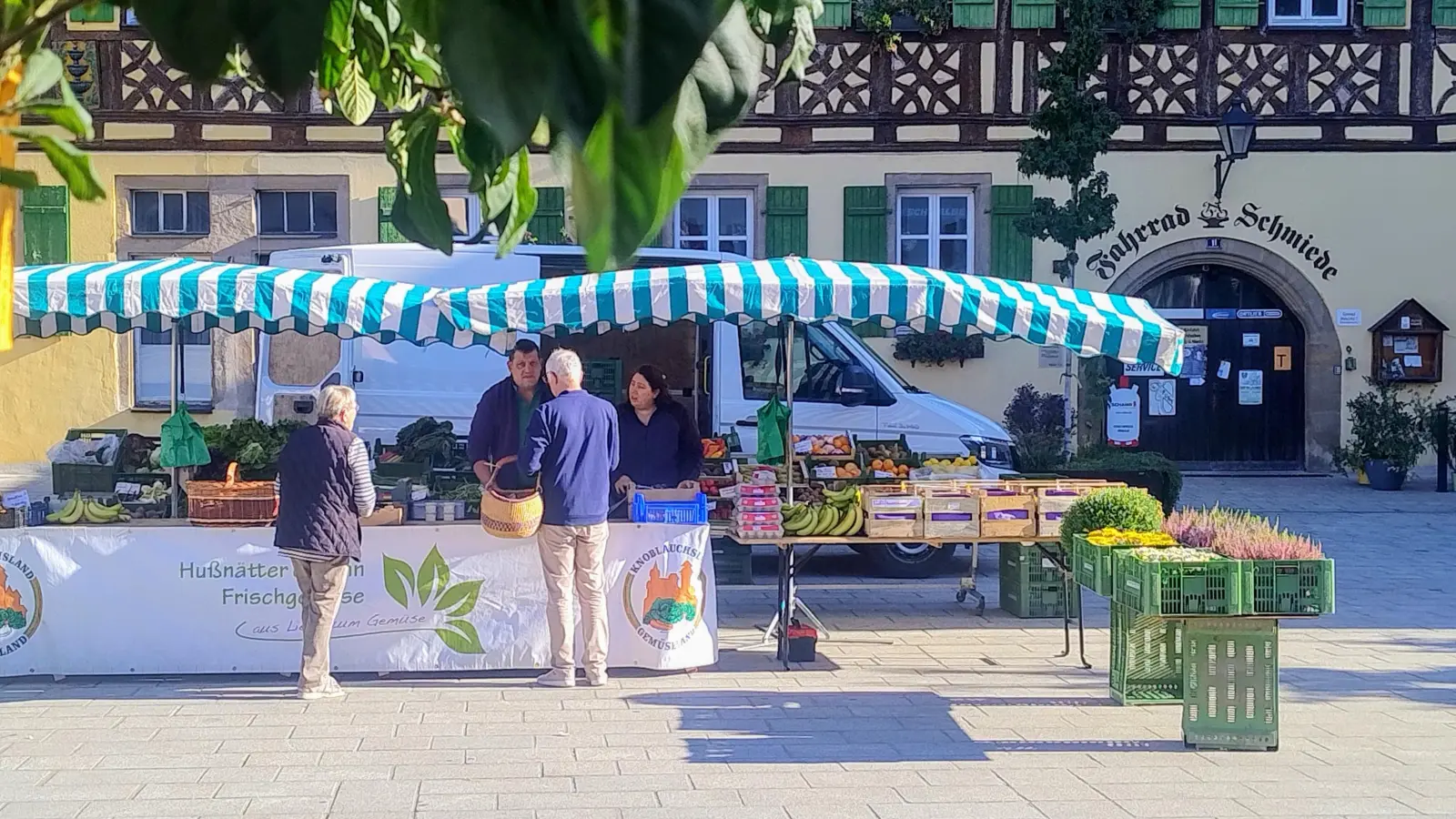 Freitags ist Wochenmarkt vor dem Klosterverwalterhaus. Eine Maßnahme zur Belebung der Innenstadt, die das Citymanagement angestoßen hat, so Stadträtin Gabi Schaaf. (Foto: Eckard Dürr)