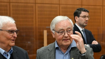 Die Staatsanwaltschaft wirft den ehemaligen DFB-Funktionären Theo Zwanziger (l), Horst R. Schmidt (m-l) und Wolfgang Niersbach (r) Steuerhinterziehung vor. (Foto: Arne Dedert/dpa/POOL/dpa)