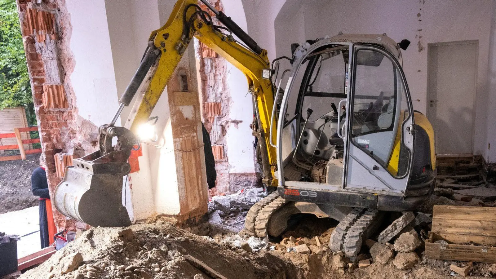 Ein tödlicher Unfall mit einem Kleinbagger ereignete sich am Samstagmorgen auf einer Baustelle in Mooskorb. (Symbolbild: Sven Hoppe/dpa)