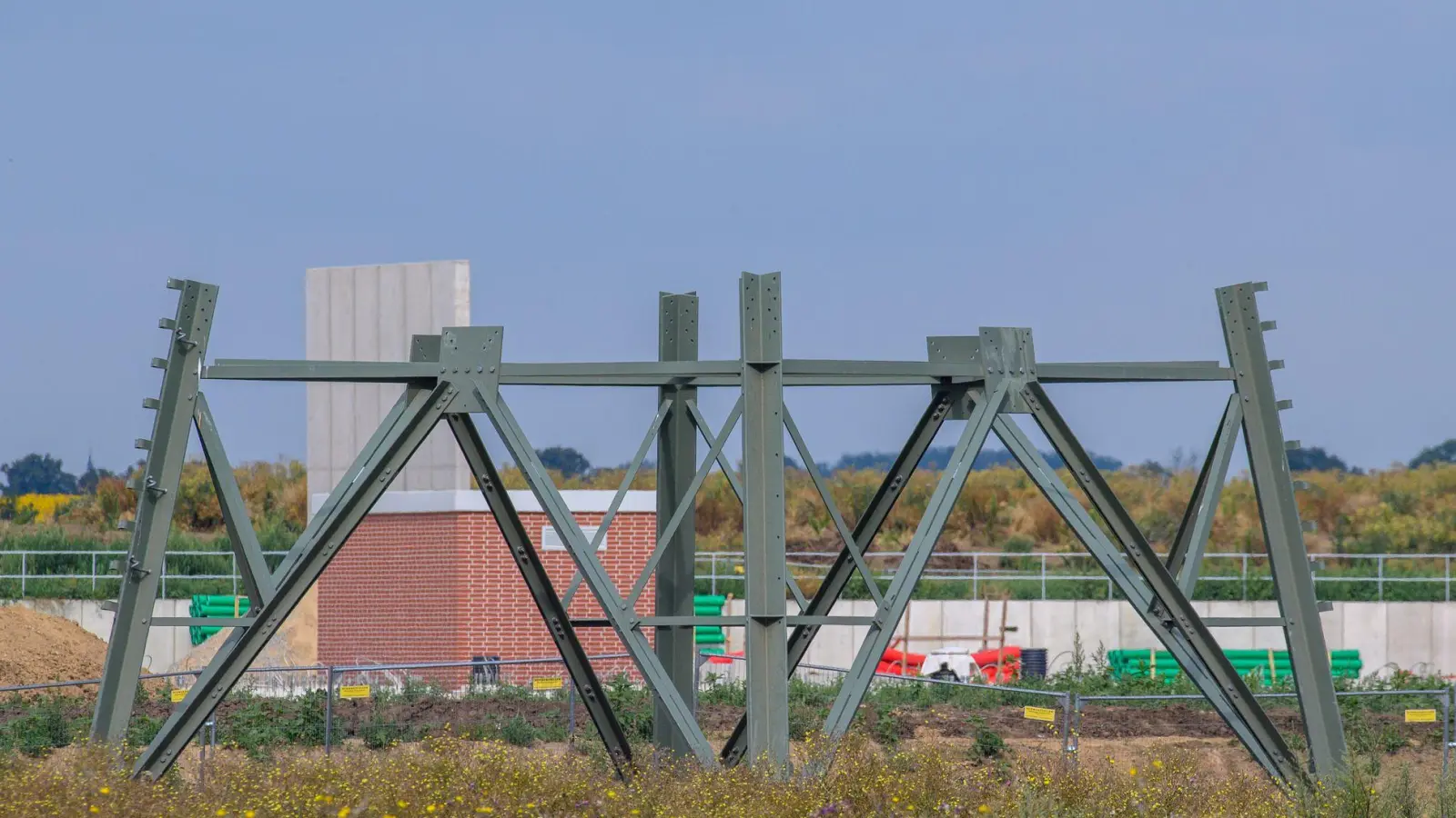 Das für Intel vorgesehene Gelände soll auch nach der Absage zu einem High-Tech-Park entwickelt werden. (Foto: Klaus-Dietmar Gabbert/dpa)