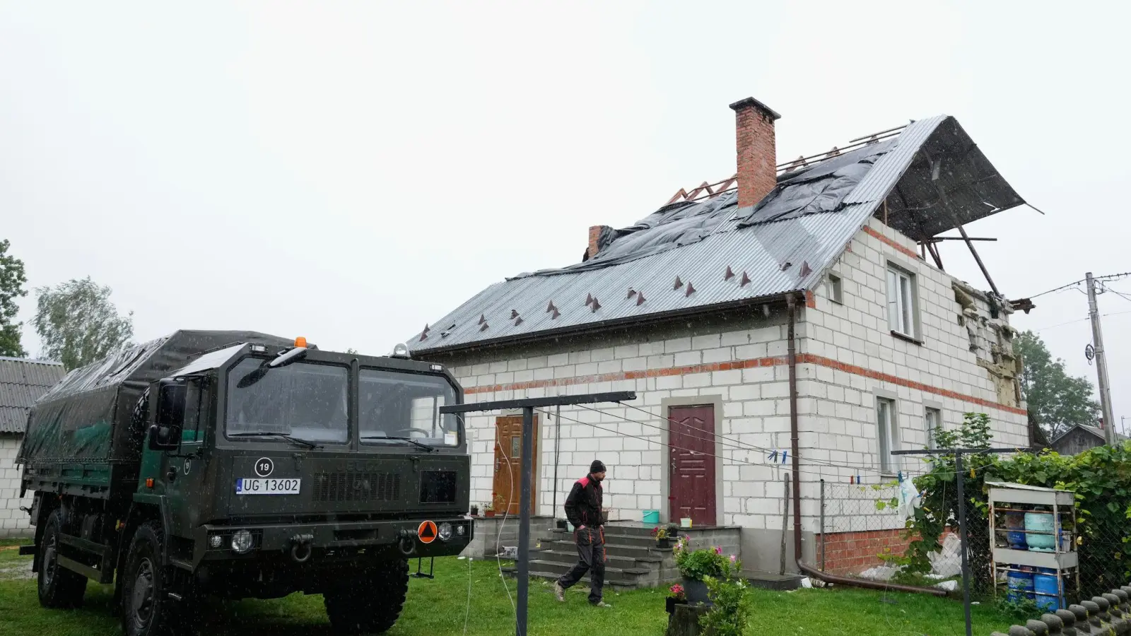 Ein Mann geht an einem beschädigten Haus vorbei, nachdem russische Drohnen den polnischen Luftraum verletzt haben. (Archivbild) (Foto: Czarek Sokolowski/AP/dpa)