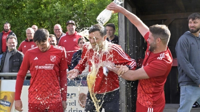 Neuendettelsau feiert den Titel in Eyb: Alexander Roth verpasst TSC-Meistertrainer Dieter Kreiselmeier eine Bierdusche. (Foto: Martin Rügner)