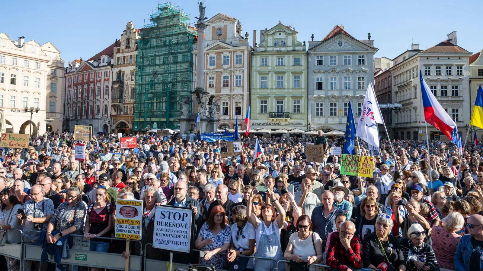 Tausende nahmen an einer Demonstration gegen Populisten und Extremisten auf dem Altstädter Ring in Prag teil. (Foto: Kamaryt Michal/CTK/dpa)