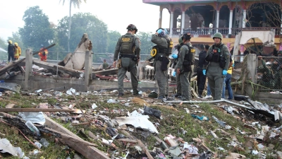 Einsatzkräfte des Kampfmittelräumdienstes untersuchen die Überreste eines durch eine Explosion zerstörten Gebäudes im thailändischen Narathiwat. (Foto: Kriya Tehtani/AP)