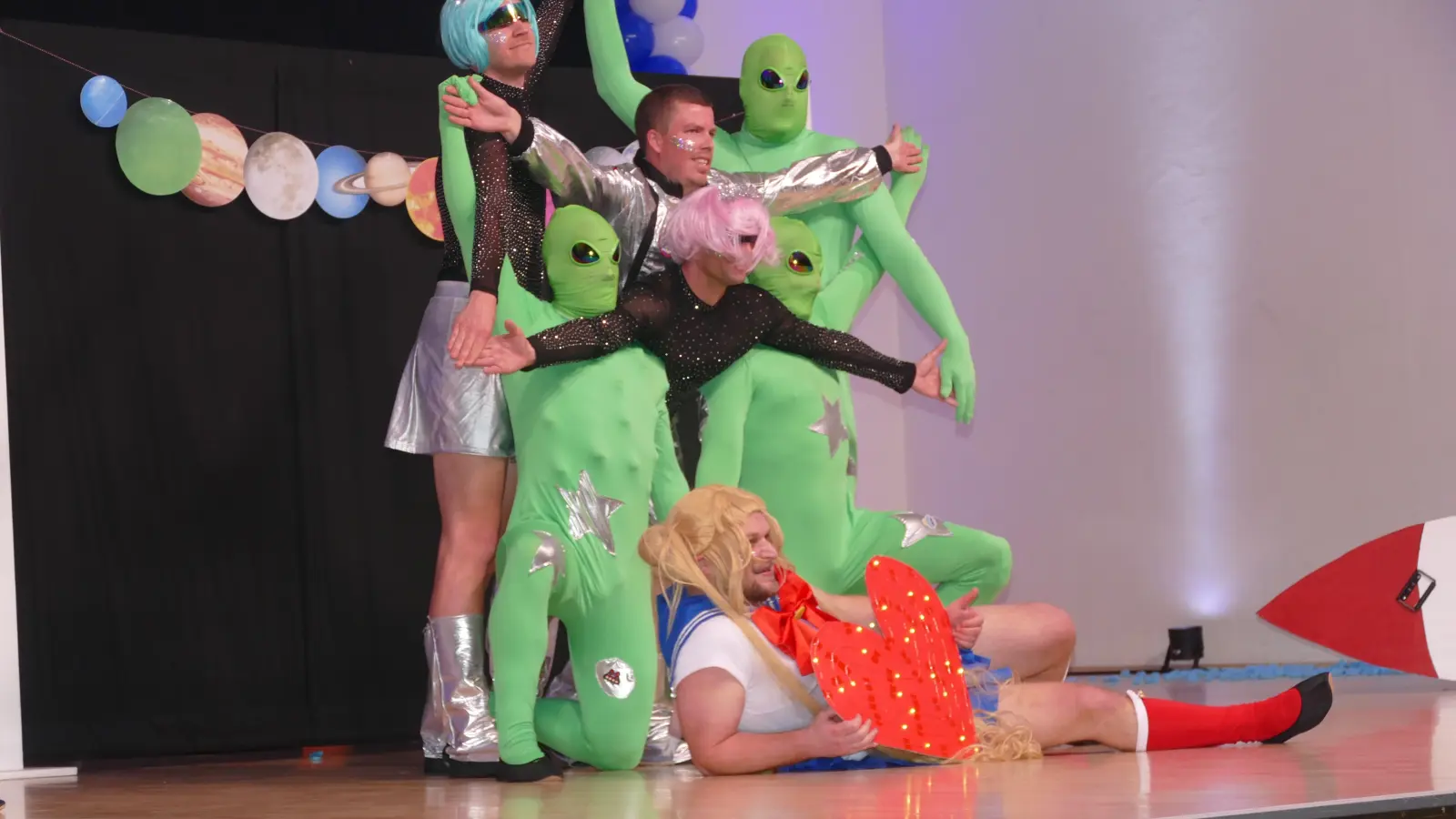 Die Reise ins Weltall des Männerballetts des SV Hagenbüchach holte den Sieg. (Foto: Helmut Meixner)