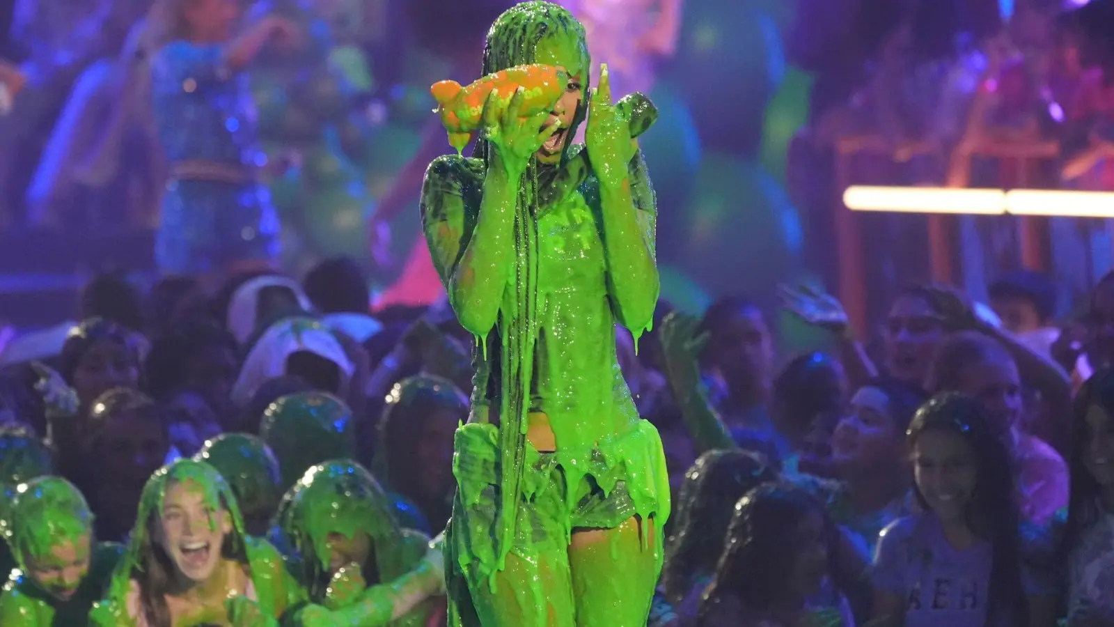 Eine Schleimdusche für Tyla. (Foto: Chris Pizzello/Invision via AP/dpa)