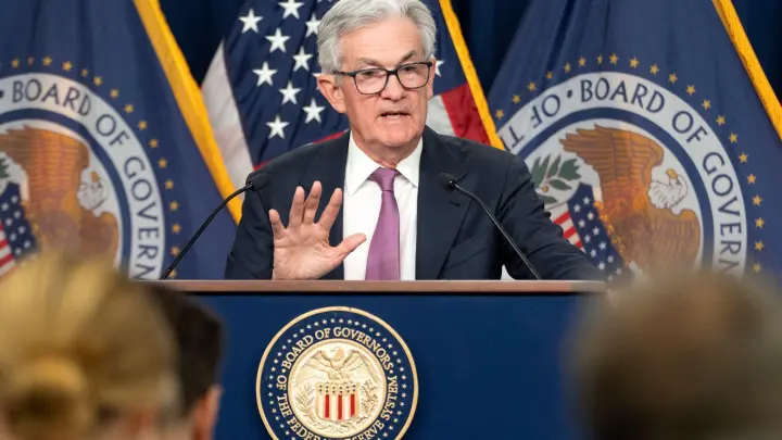 Fed-Chef Jerome Powell hat künftige Zinserhöhungen im Kampf gegen die hohe Inflation in Aussicht gestellt. (Foto: Jacquelyn Martin/AP/dpa)