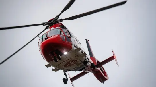 Ein Rettungshubschrauber setzt zur Landung auf dem Flugplatz einer Klinik an. (Foto: Stefan Sauer/dpa/Symbolbild)