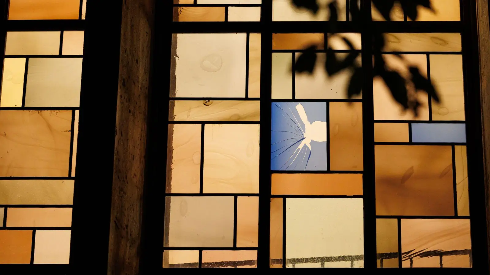 Das beschädigte Bleiglasfenster der Synagoge in Hannover. (Foto: Michael Matthey/dpa)