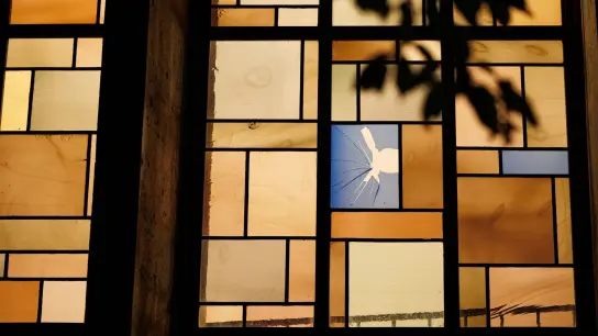 Das beschädigte Bleiglasfenster der Synagoge in Hannover. (Foto: Michael Matthey/dpa)