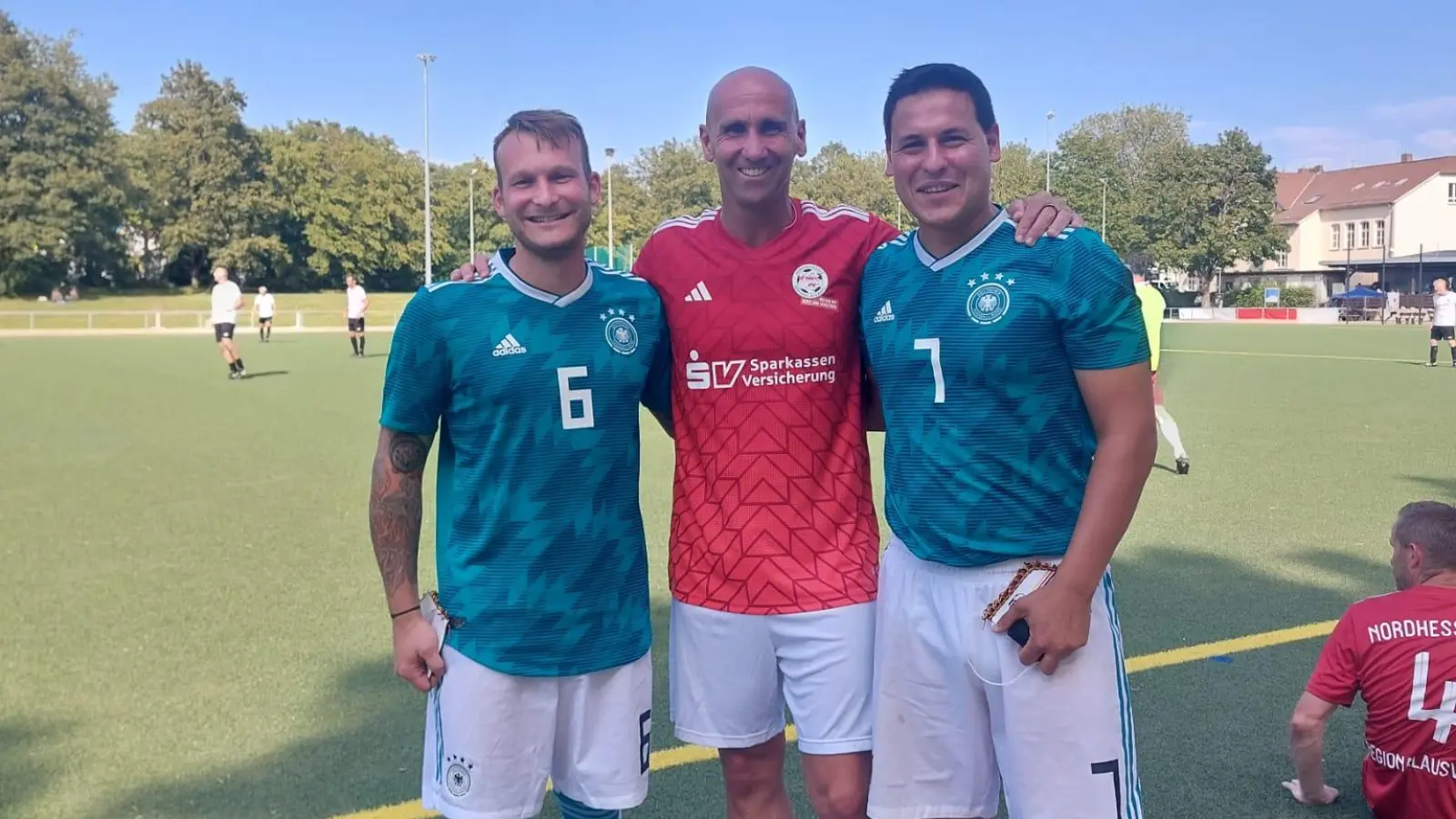 Als Aktive ließen sich Simon Göttfert (links) und Tobias Strauß (rechts) mit dem ehemaligen Bundesliga-Trainer André Schubert fotografieren. (Foto: Andre Stenda)