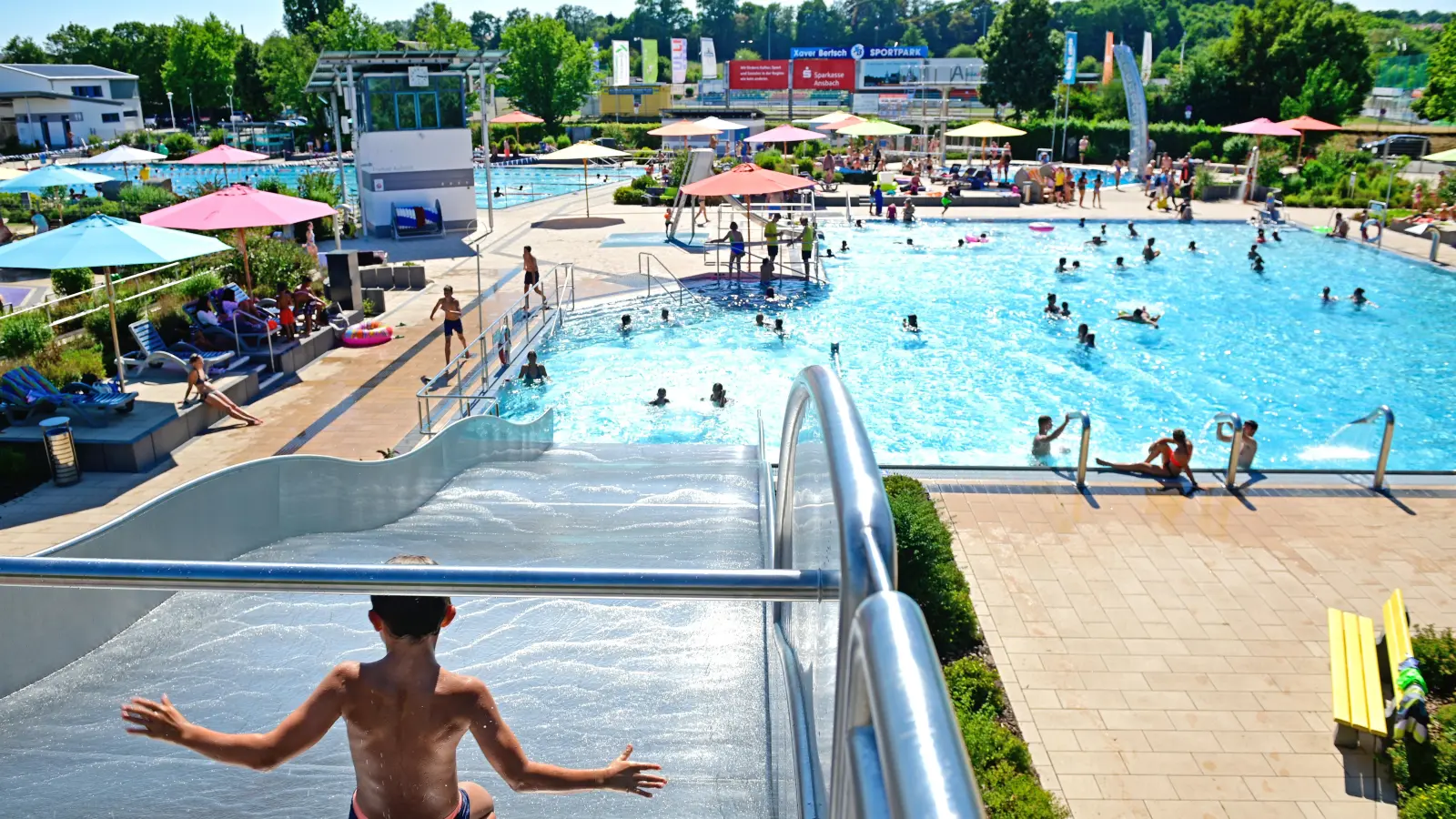 Sprungturm, Kletterwand, Wasserrutsche: Das Ansbacher Freibad bietet viele Möglichkeiten, um sich bei heißen Temperaturen abzukühlen. Mit rund 3900 Gästen war der 18. Juni bislang der besucherstärkste Tag des Jahres. (Foto: Jim Albright)