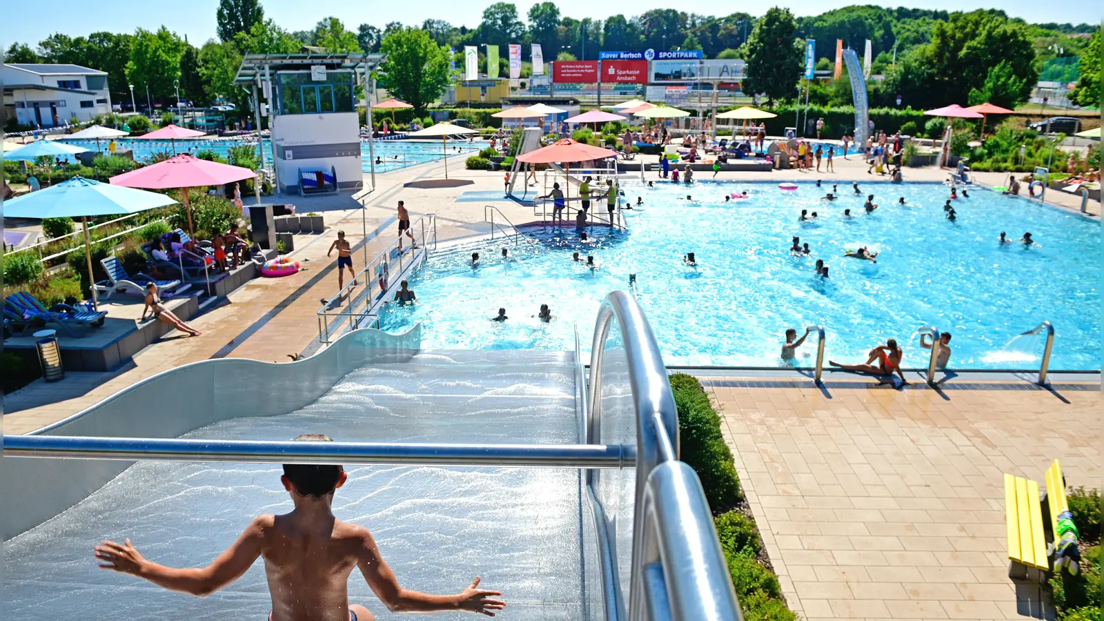 Das Aquella-Freibad Ansbach ist im Sommer ein beliebter Treffpunkt von Kindern, hier eine Aufnahme vom August 2022. (Archivbild: Jim Albright)