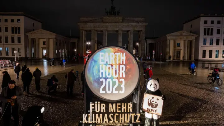 Die Beleuchtung vom Brandenburger Tor ist für die Aktion „Earth Hour“ ausgeschaltet. (Foto: Christophe Gateau/dpa)