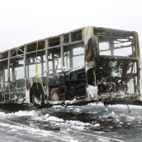 Der Bus brannte komplett aus.  (Foto: Daniel Löb/dpa)