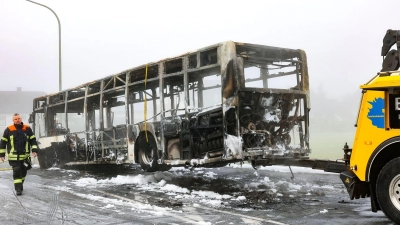 Der Bus brannte komplett aus.  (Foto: Daniel Löb/dpa)