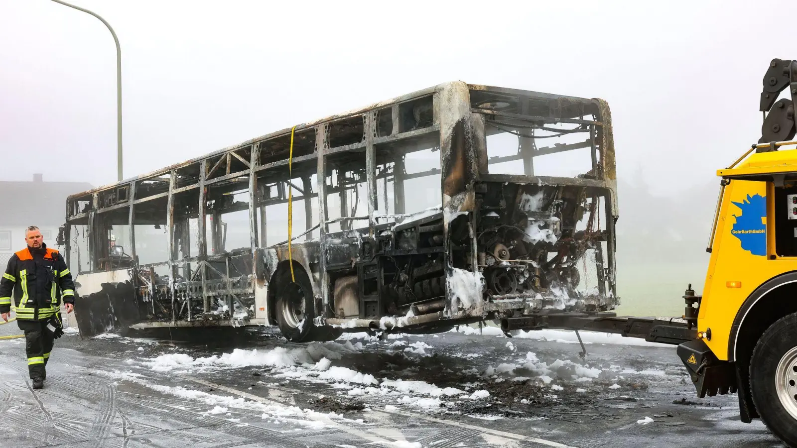Der Bus brannte komplett aus.  (Foto: Daniel Löb/dpa)