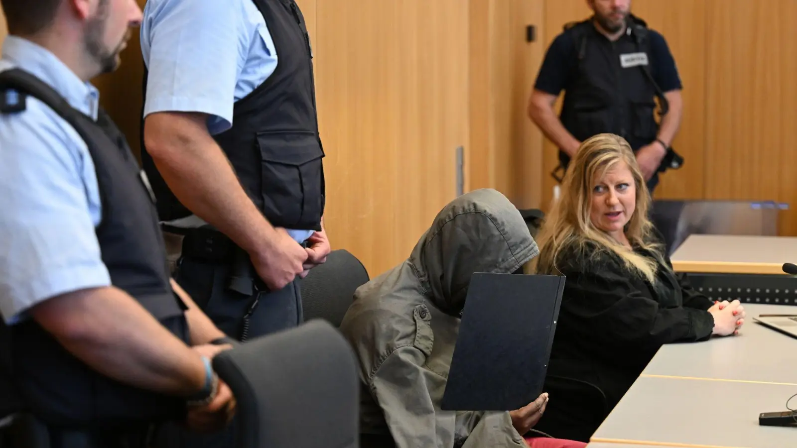 Der Angeklagte im Gerichtssaal in Ulm. (Foto: Felix Kästle/dpa)