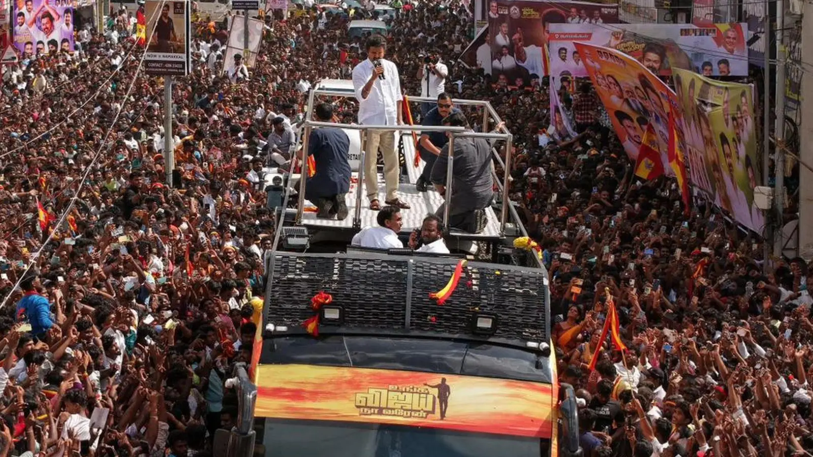 Menschenmassen kamen zusammen, um eine Rede von Joseph Vijay Chandrasekhar anzuhören. (Foto: Seshadri Sukumar/ZUMA Press Wire/dpa)