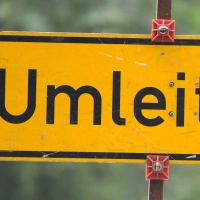 Die Umleitungsschilder auf der B286 bei Ziegenbach, einem Ortsteil von Markt Bibart im Landkreis Neustadt/Aisch-Bad Windsheim können wieder abgebaut werden. Die Straße ist wieder frei. (Symbolbild: Tim Brakemeier/dpa)