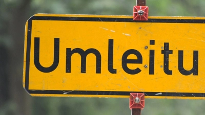 Ab kommendem beginnen die Arbeiten zur Erneuerung der Fahrbahndecke an der Ortsdurchfahrt von Witzmannsmühle. (Symbolbild: Tim Brakemeier/dpa)