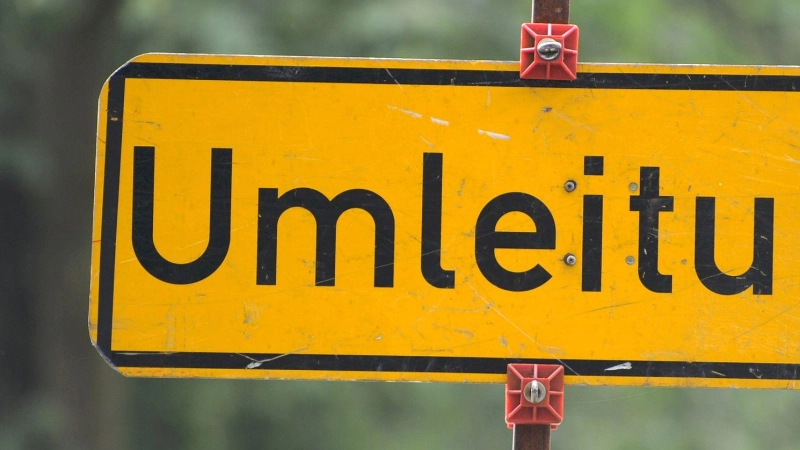 Die Umleitungsschilder auf der B286 bei Ziegenbach, einem Ortsteil von Markt Bibart im Landkreis Neustadt/Aisch-Bad Windsheim können wieder abgebaut werden. Die Straße ist wieder frei. (Symbolbild: Tim Brakemeier/dpa)