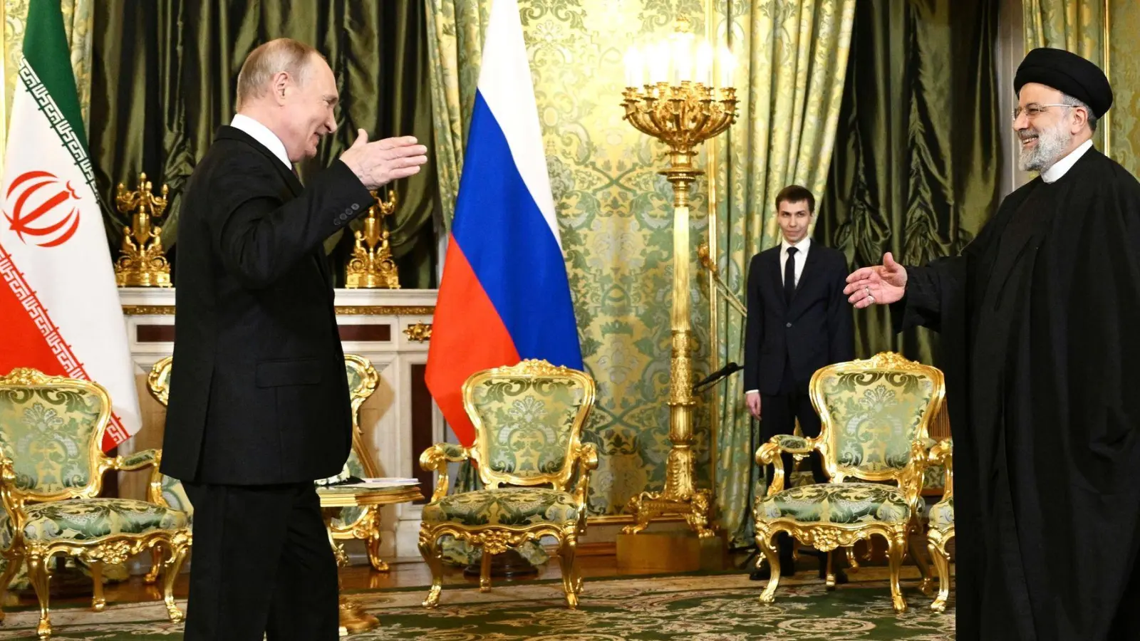 Wladimir Putin begrüßt Ebrahim Raisi (r) während eines Treffens im Kreml im Dezember 2023. (Foto: Pavel Bednyakov/Pool Sputnik Kremlin/AP/dpa)