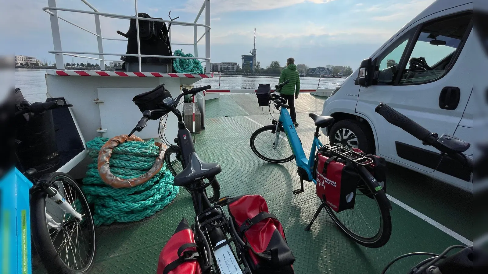Rostock-Warnemünde bis Gedser per Fähre - eine offizielle Etappe des Fernradwegs. (Foto: Anita Arneitz/dpa-tmn)