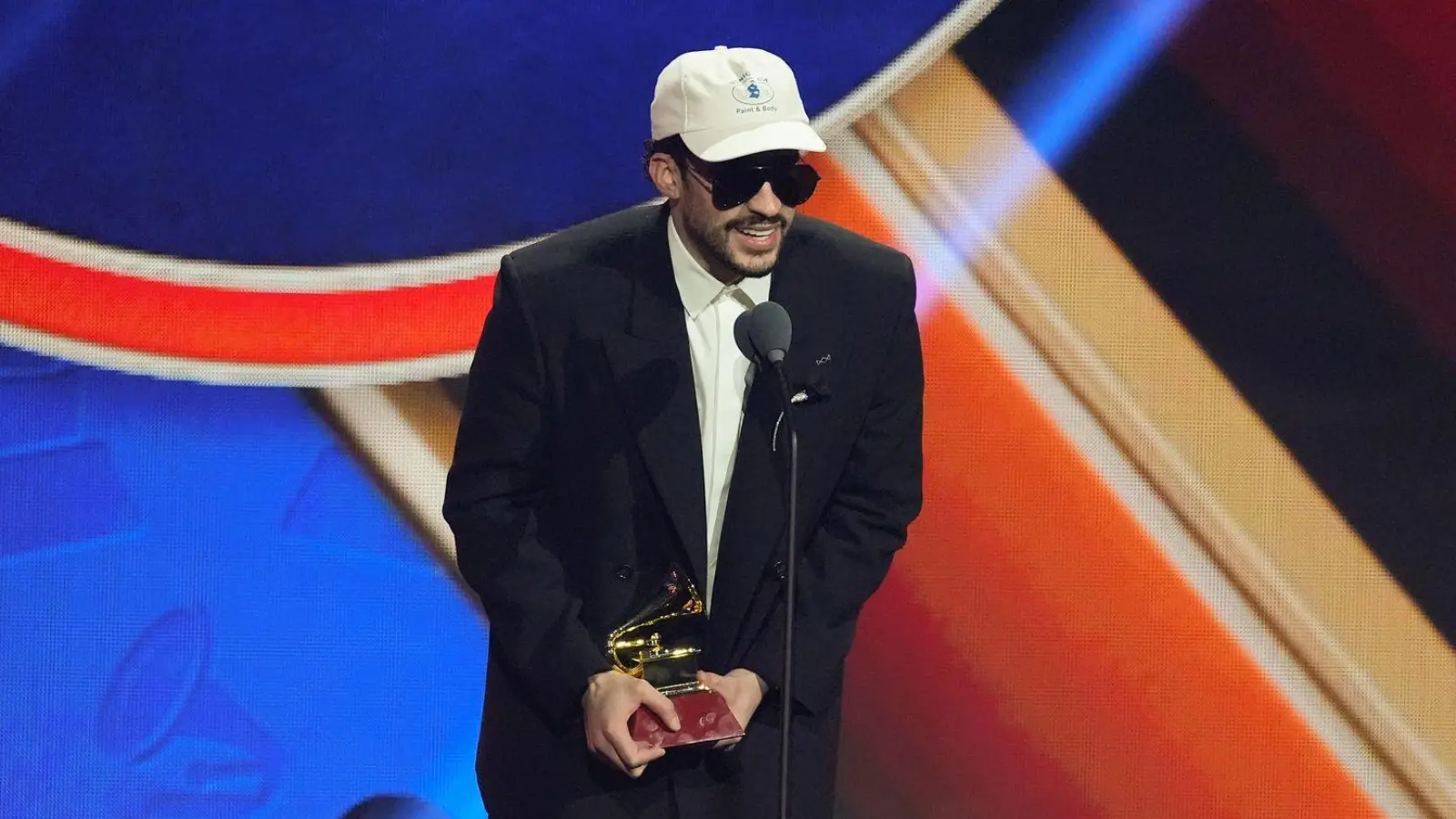 Bad Bunny nimmt den Preis für das beste Urban Music Album während der 2025 Latin Grammys entgegen. (Archivbild) (Foto: Chris Pizzello/Invision/AP/dpa)