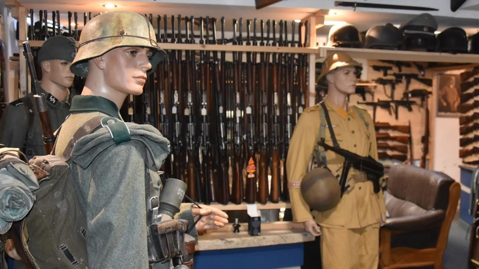 Das geheime Waffenarsenal lag hinter einer Art privatem Waffenmuseum mit Geheimtüren, versteckten Räumen und verborgenen Schließmechanismen. (Archivbild) (Foto: --/Polizei Wuppertal/dpa)