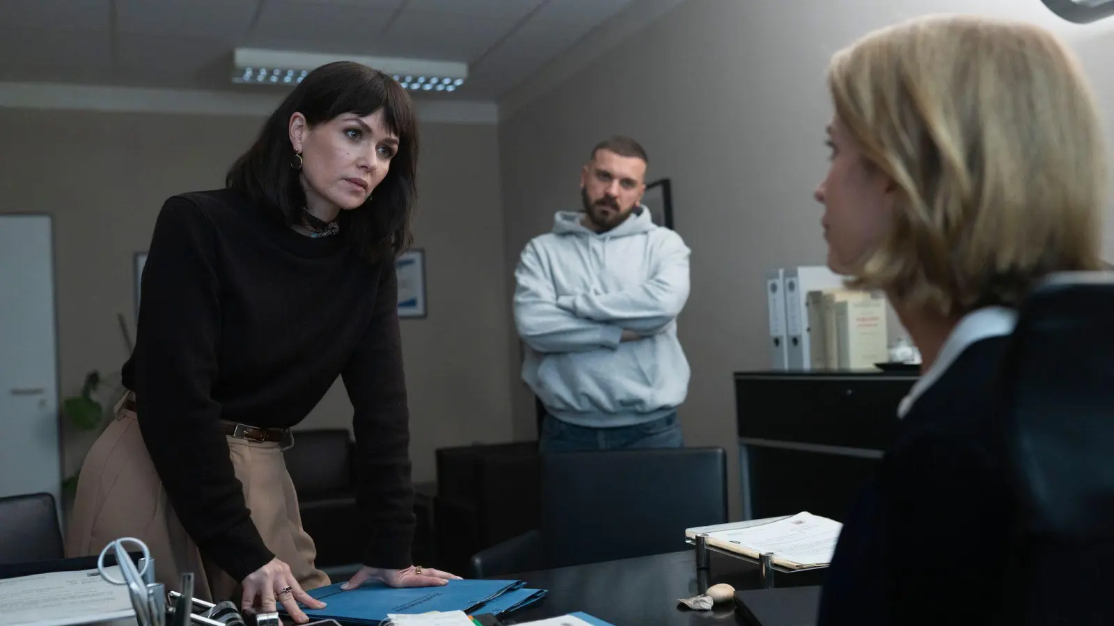 Szene aus „Tatort: Dunkelheit“ vom Hessischen Rundfunk (hr): Maryam Azadi (Melika Foroutan), Hamza Kulina (Edin Hasanović) und ihre Vorgesetzte Sandra Schatz (Judith Engel). (Foto: Daniel Dornhöfer/ARD/HR/Degeto/Sommerhaus/dpa)