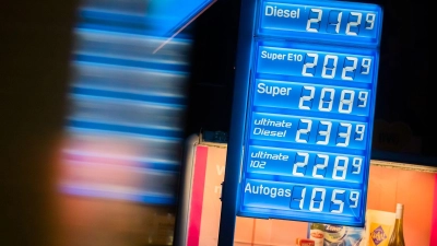 Eine Aral-Tankstelle in Berlin weist gegen 2 Uhr morgens bereits erhöhte Preise aus, bei denen nur noch Autogas unter 2 Euro liegt. (Foto: Christoph Soeder/dpa)