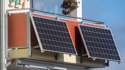 Solarmodule für ein sogenanntes Balkonkraftwerk hängen an einer Wohnung in Stralsund. (Foto: Stefan Sauer/dpa)