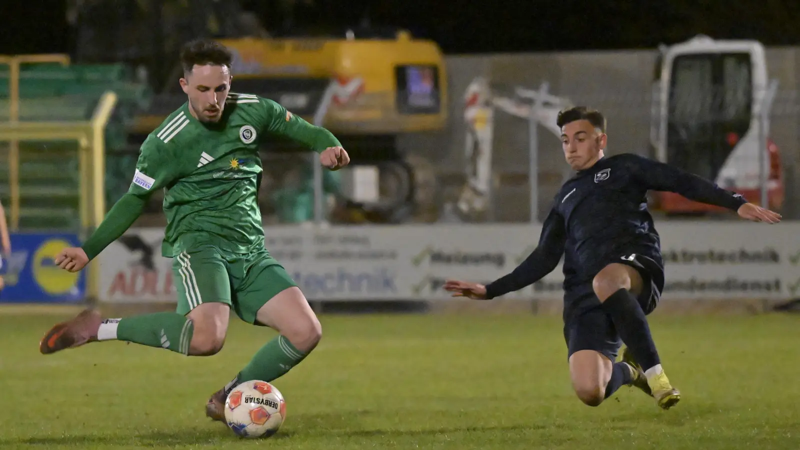 Der Schuss ins Glück: Dino Nuhanovic erzielt hier das 1:0 für Ansbach gegen die SpVgg Unterhaching. (Foto: Martin Rügner)
