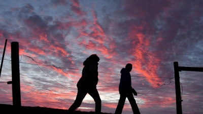 Als Paar am Berg unterwegs - bringt das Probleme? (Symbolbild)  (Foto: picture alliance / Felix Kästle/dpa)