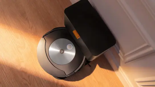 Endlich Pause: Der iRobot Roomba Combo j7+ an seiner Absaugstation. (Foto: iRobot /dpa-tmn)