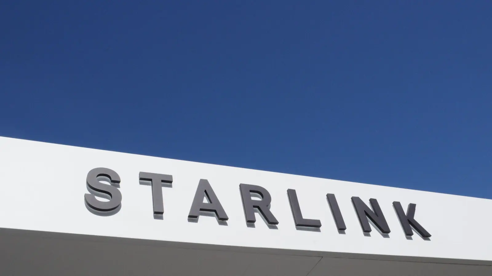 Starlink will verstärkt schnelles Internet aus dem All direkt auf Smartphones bringen. (Archivbild) (Foto: Wolf von Dewitz/dpa)