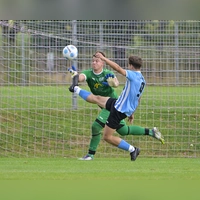 Drei Tore erzielte Ben Keßler (blaues Trikot) für Ornbau beim Sieg in Mosbach. Links Max Hähnlein, Torhüter der Gastgeber. (Foto: Martin Rügner)
