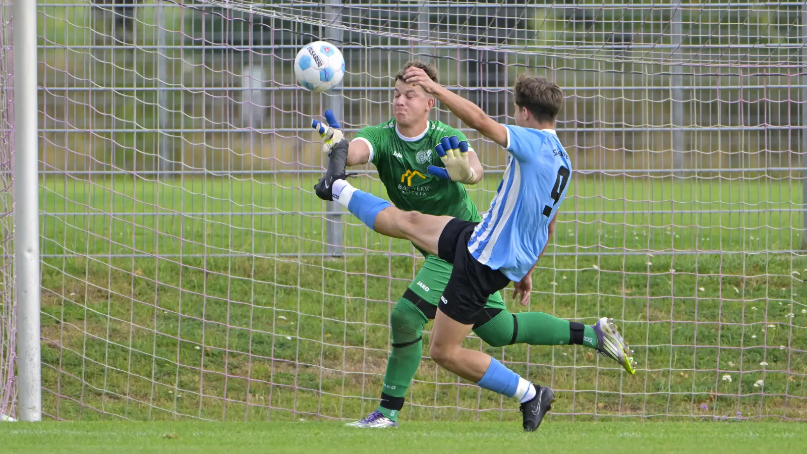 Drei Tore erzielte Ben Keßler (blaues Trikot) für Ornbau beim Sieg in Mosbach. Links Max Hähnlein, Torhüter der Gastgeber. (Foto: Martin Rügner)