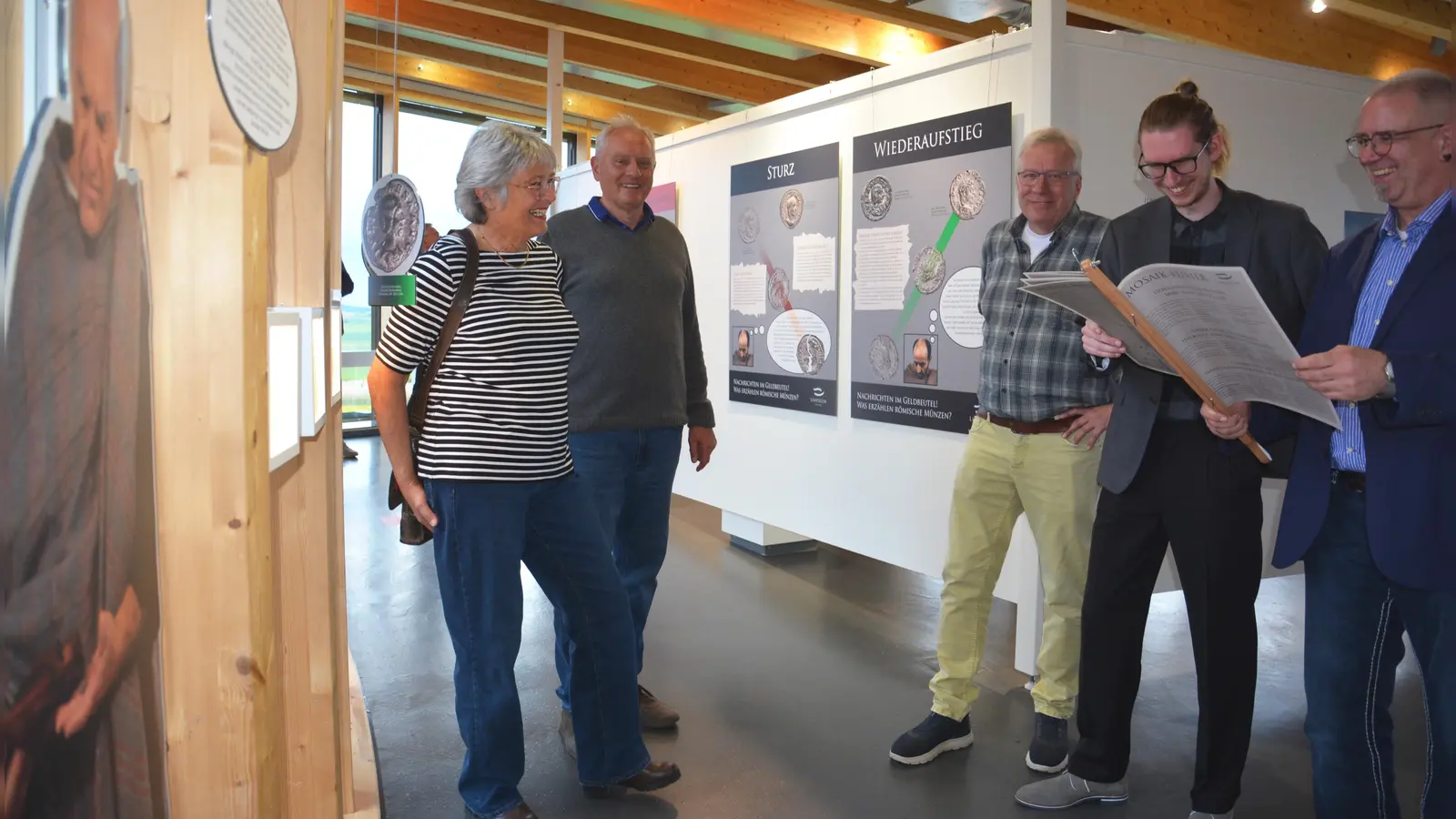 Fiktive Zeitungsartikel aus der damaligen Römerzeit sind Teil der Sonderausstellung. Die privaten Sammler (v.li.) Renate und Klaus Wasmuht, Eckehard Roßberg, Markus Trodler und Museumsleiter Dr. Matthias Pausch hatten sichtlich Spaß beim Reinlesen. (Foto: Daniela Ramsauer)