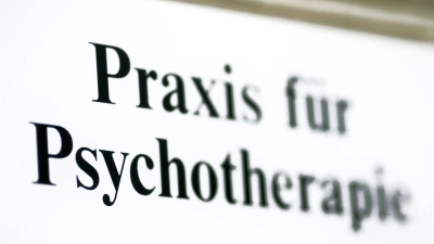Ein Schild einer Praxis für Psychotherapie. (Foto: Jens Wolf/zb/dpa/Symbolbild)