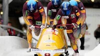 Francesco Friedrich holt im Viererbob mit Tim Becker, Alexander Schueller und Felix Straub den ersten Saisonsieg.  (Foto: Matthias Schrader/AP/dpa)