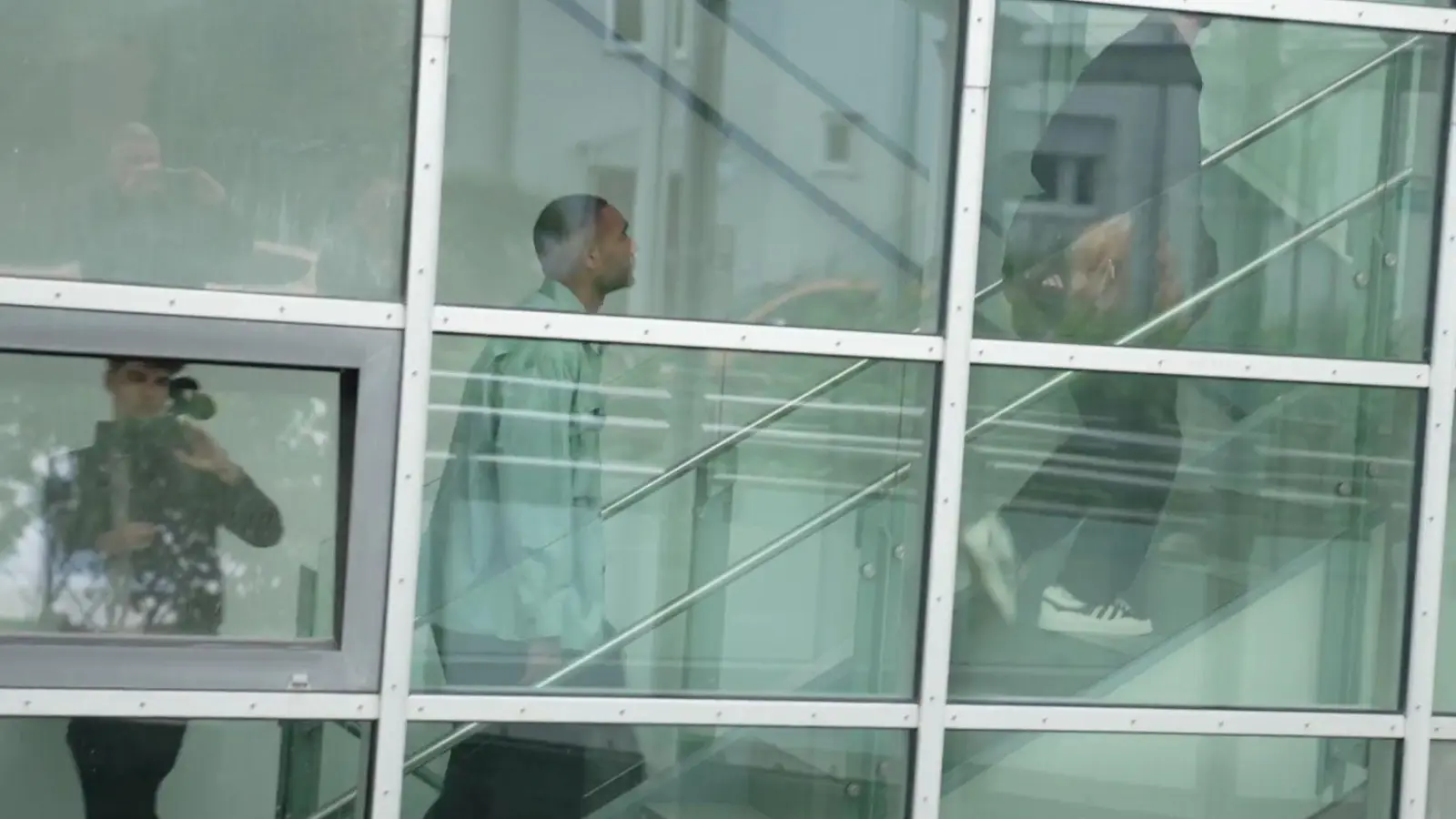 Jonathan Tah kommt zum Medizincheck. (Foto: Esan Monajati/dpa)