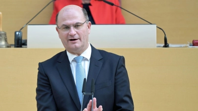 Finanzminister Füracker verteidigt den nächsten Haushalt im Landtag. (Archivbild) (Foto: Malin Wunderlich/dpa)