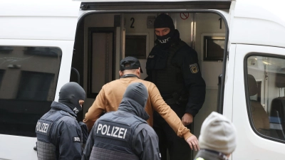 Festnahme bei Großrazzia (Foto: David Young/dpa)