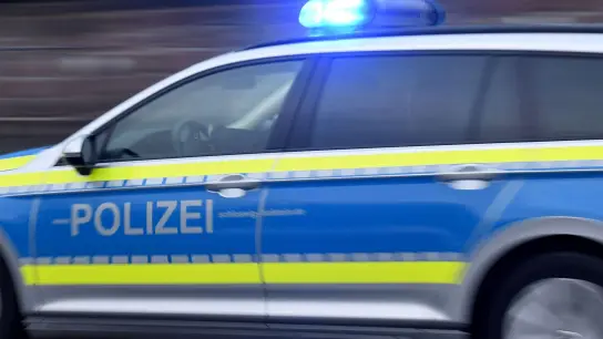 Die Polizei ermittelt nach einer Messerattacke in einem Bus in Mecklenburg-Vorpommern. (Foto: Carsten Rehder/dpa/Symbolbild)